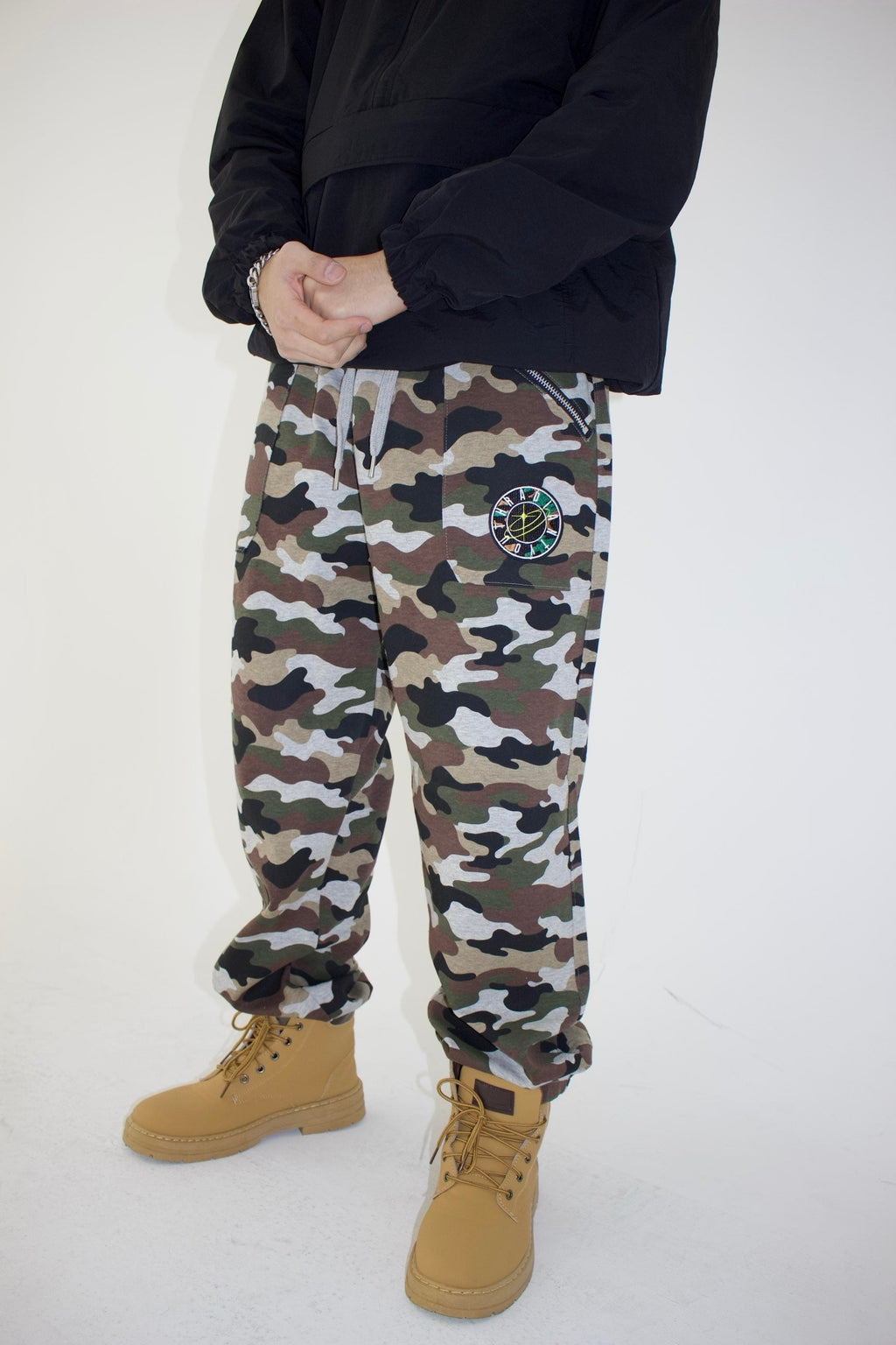 SPARKLE PATCH CAMOUFLAGE SWEAT PANTS