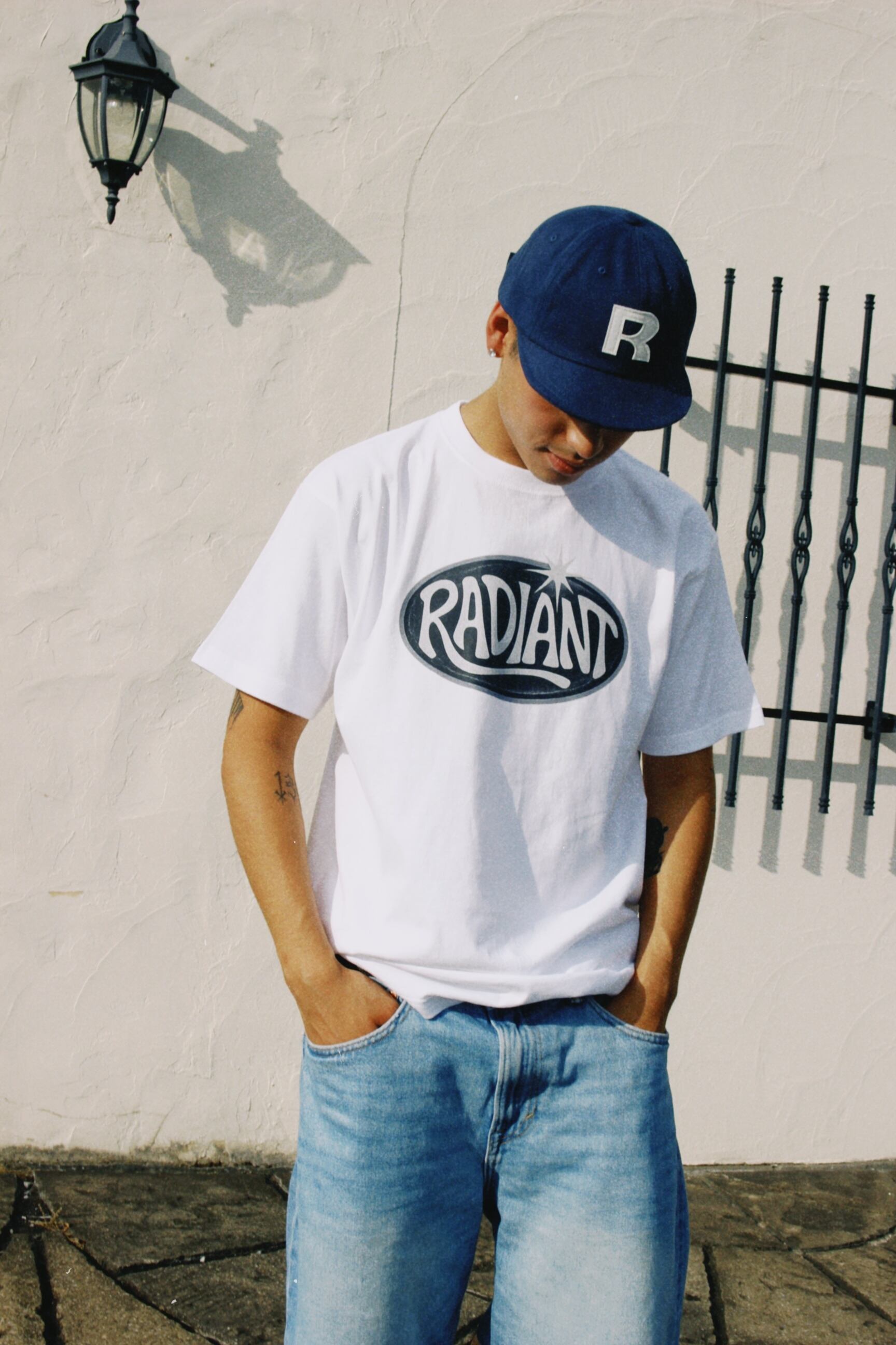 R LOGO SHORT BRIM CAP