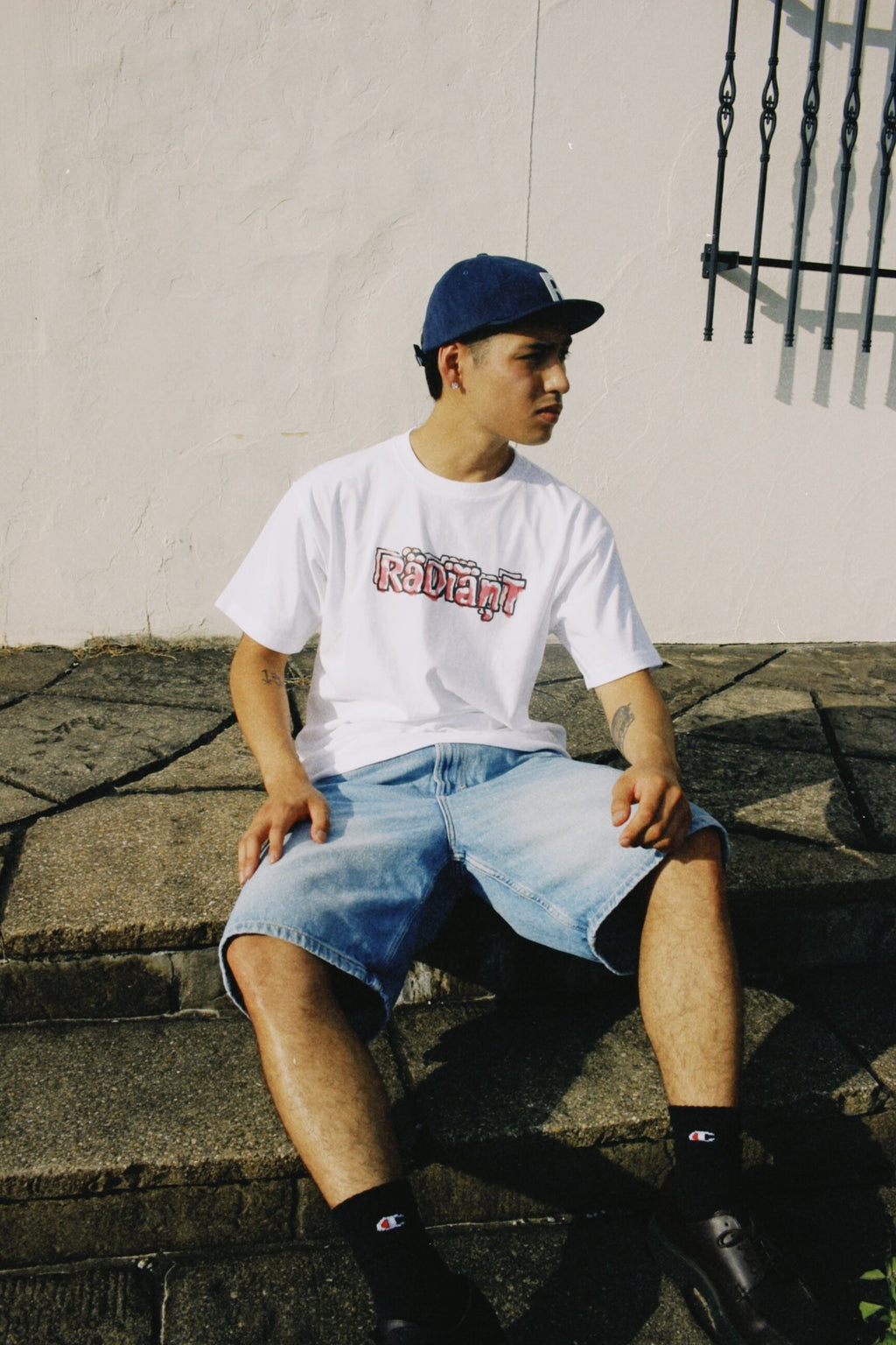 R LOGO SHORT BRIM CAP