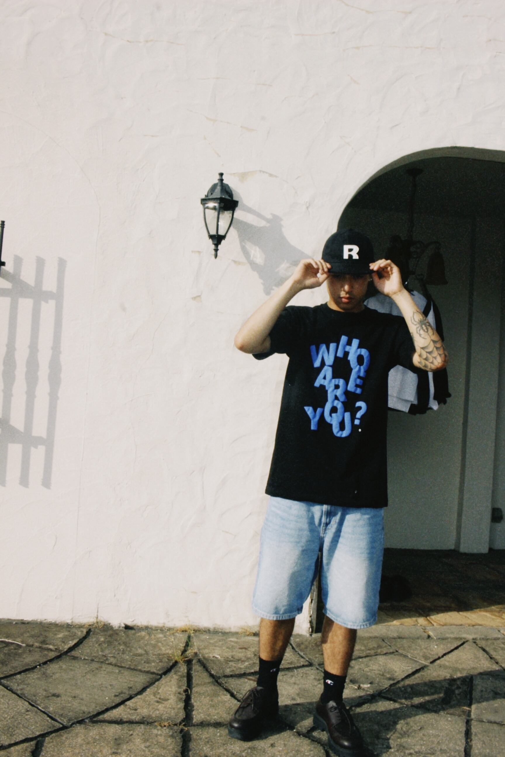 R LOGO SHORT BRIM CAP