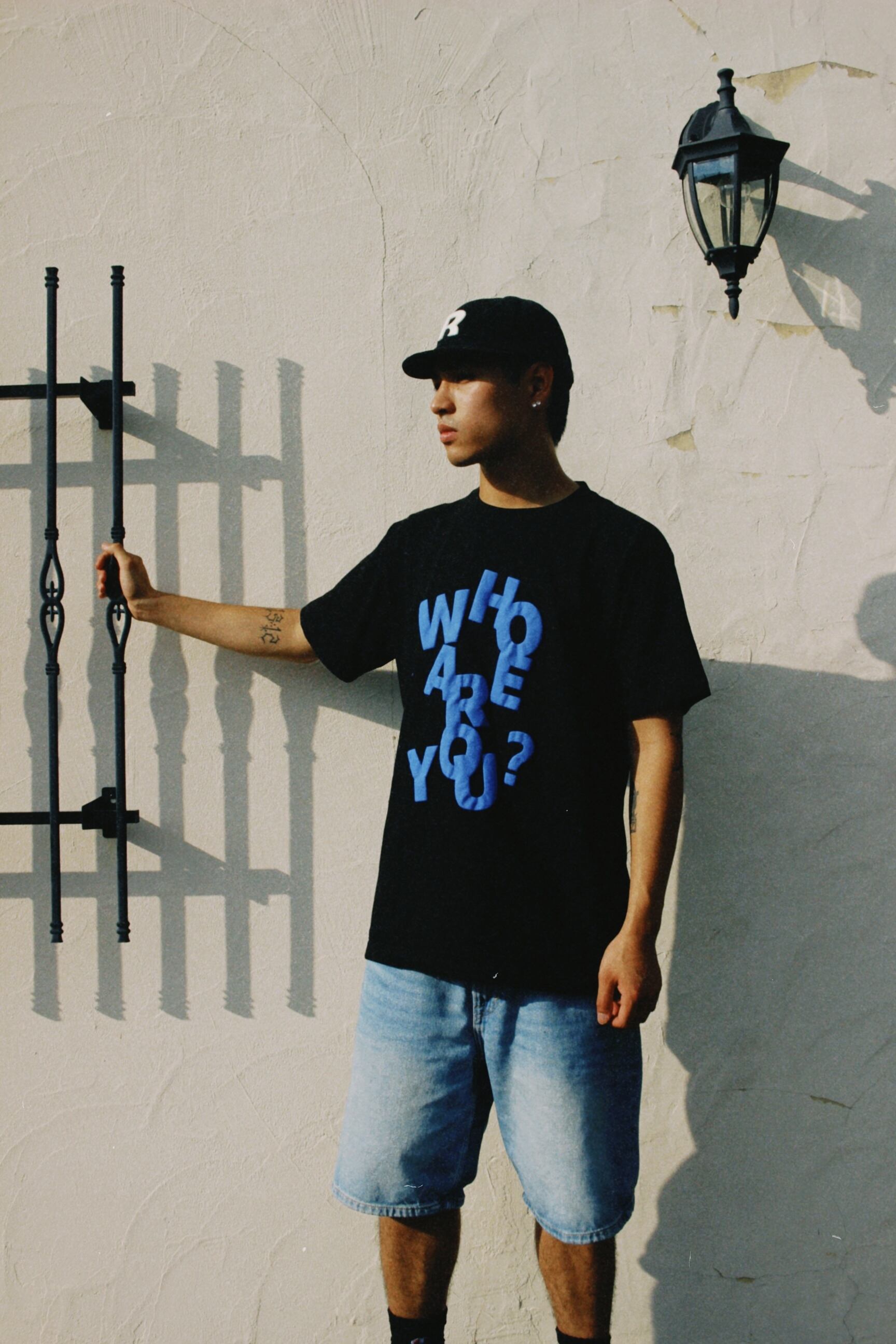 R LOGO SHORT BRIM CAP